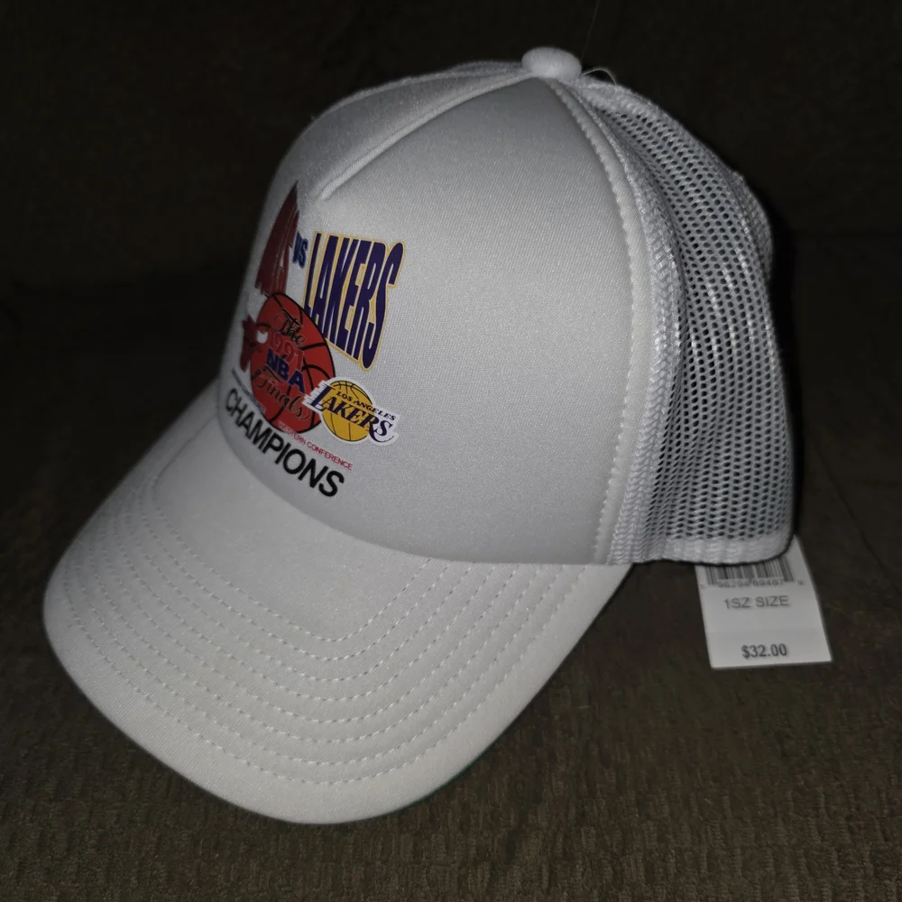 Mitchell & Ness Bulls vs Lakers White Champions Cap